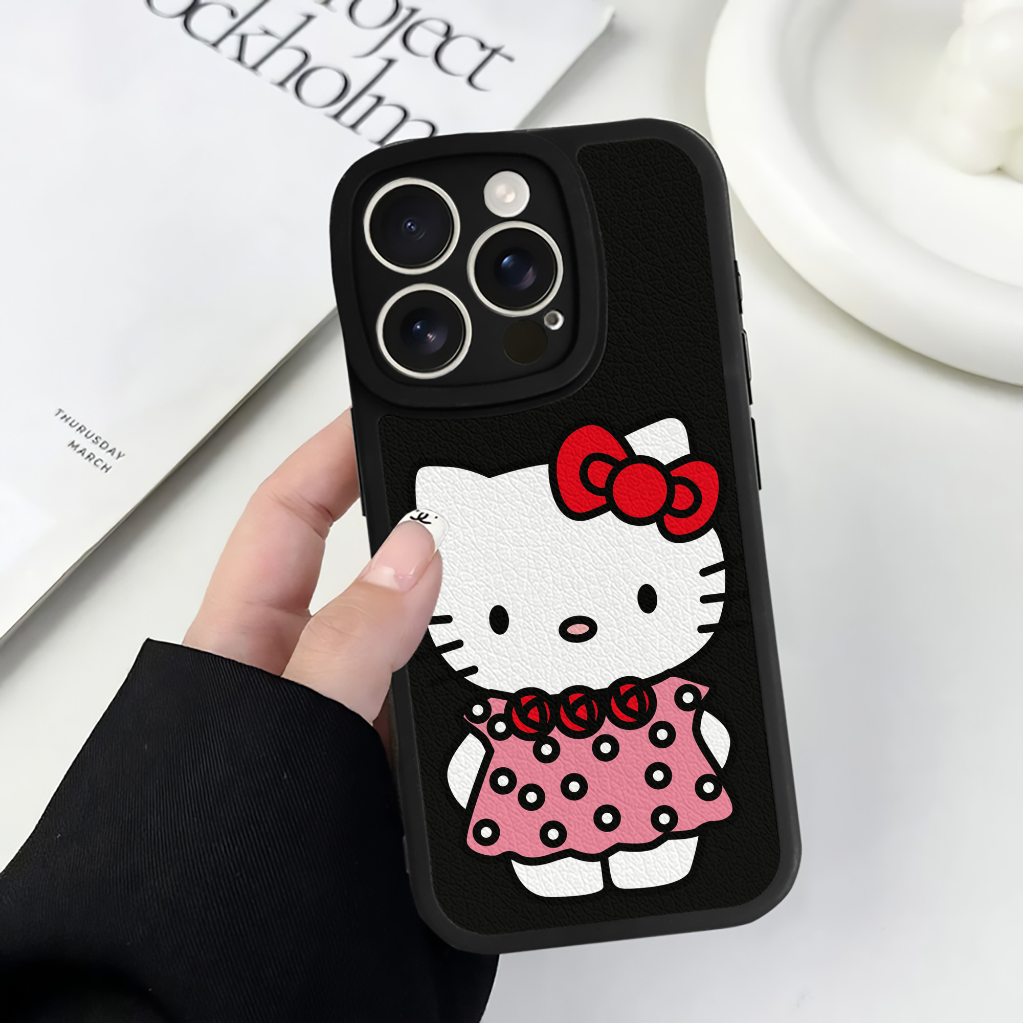 （画像用） Hello Kitty ハローキティ 【iPhone 16シリーズ対応】シリコンスマホケース（レザー調） 材質：シリコン